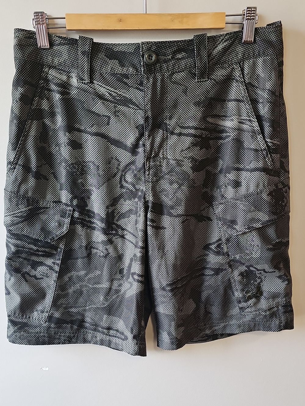 Under Armour Black and Gray Heatgear 32" Patterned Loose Fit Cargo Shorts